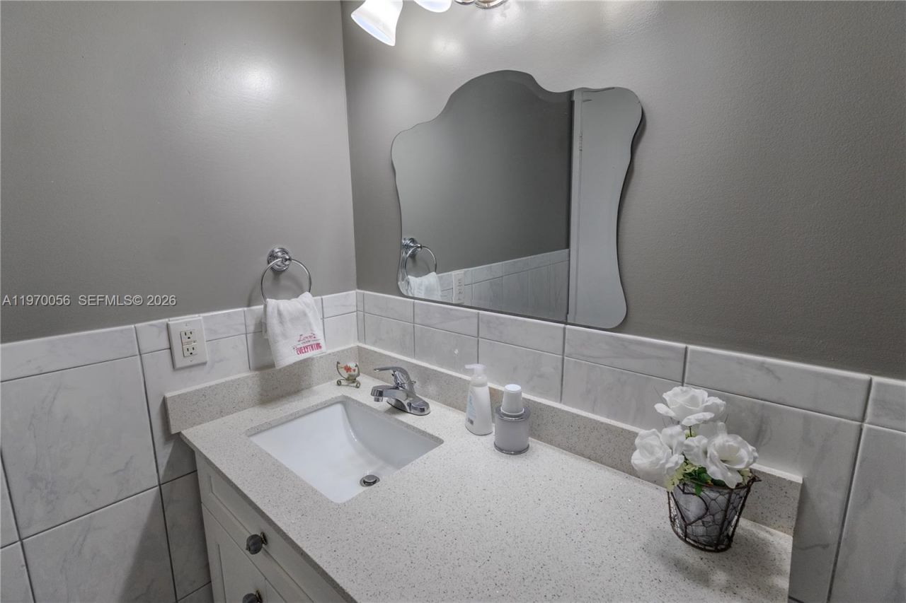 8931 N New River Canal Rd, Unit 1E, Plantation, FL 33324 Photo