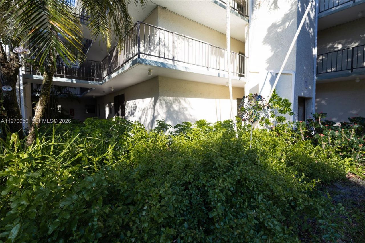 8931 N New River Canal Rd, Unit 1E, Plantation, FL 33324 Photo