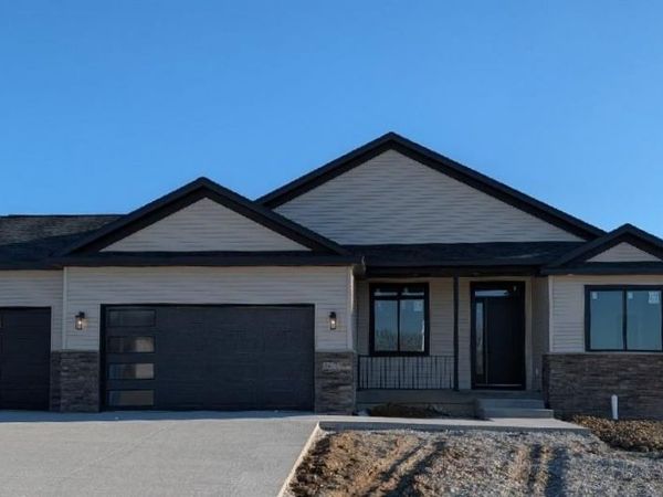 3072 Ridgeview Cir, Coralville, IA 52241