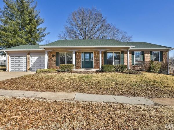 5320 Royal Hills Drive, Oakville, MO 63129