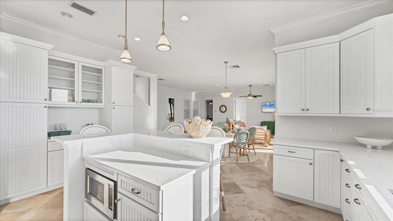 634 Key Royale Drive, Holmes Beach, FL 34217 Photo