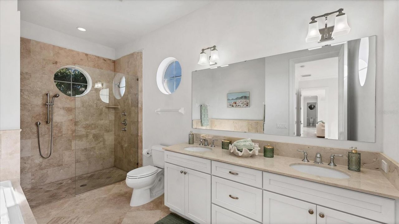 634 Key Royale Drive, Holmes Beach, FL 34217 Photo