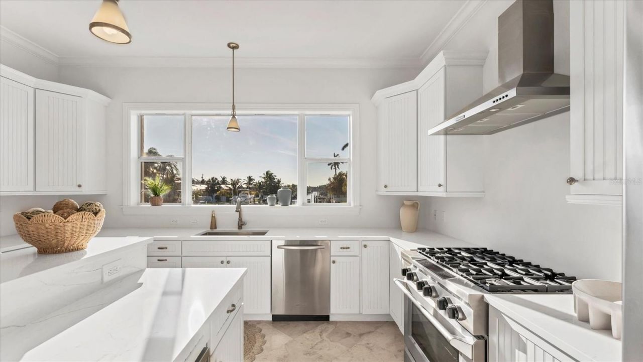 634 Key Royale Drive, Holmes Beach, FL 34217 Photo