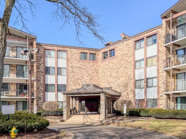 250 W Parliament Place, Unit 301, Mount Prospect, IL 60056