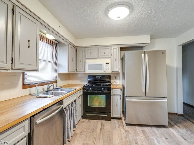 1510 Woodland Drive, Uniontown, OH 44685 Photo 13