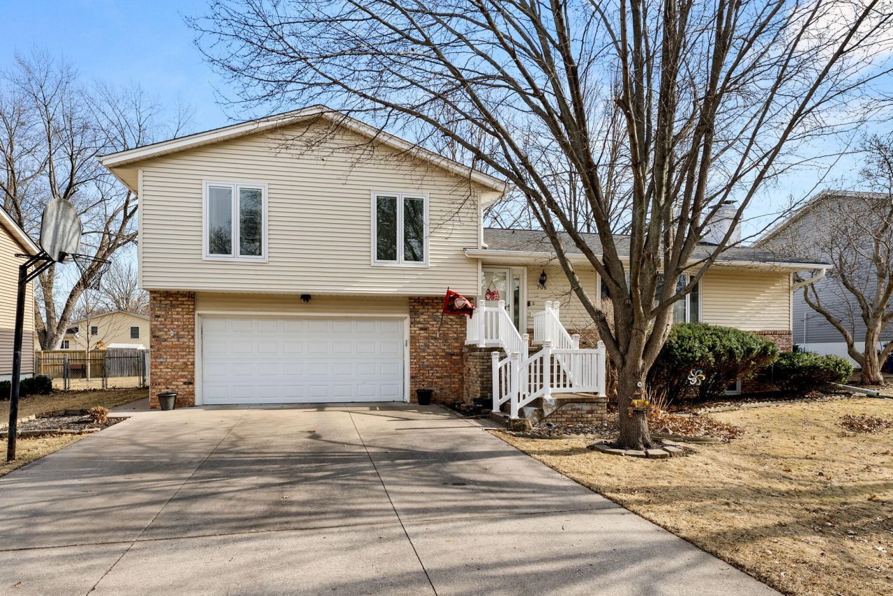 706 Sunrise Cir, Muscatine, IA 52761 Main Photo
