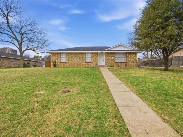 121 Hillside Lane, DeSoto, TX 75115
