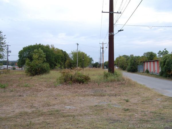 214 N B. Street , Henryetta, OK 74437