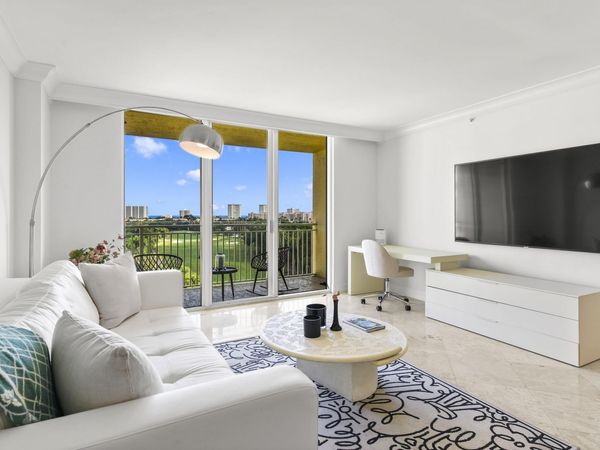 99 SE Mizner Boulevard, Unit 813, Boca Raton, FL 33432