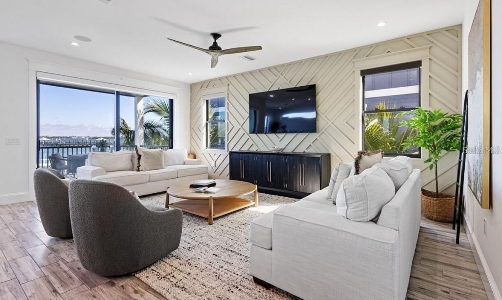 203 Bay Drive N, Bradenton Beach, FL 34217 Photo