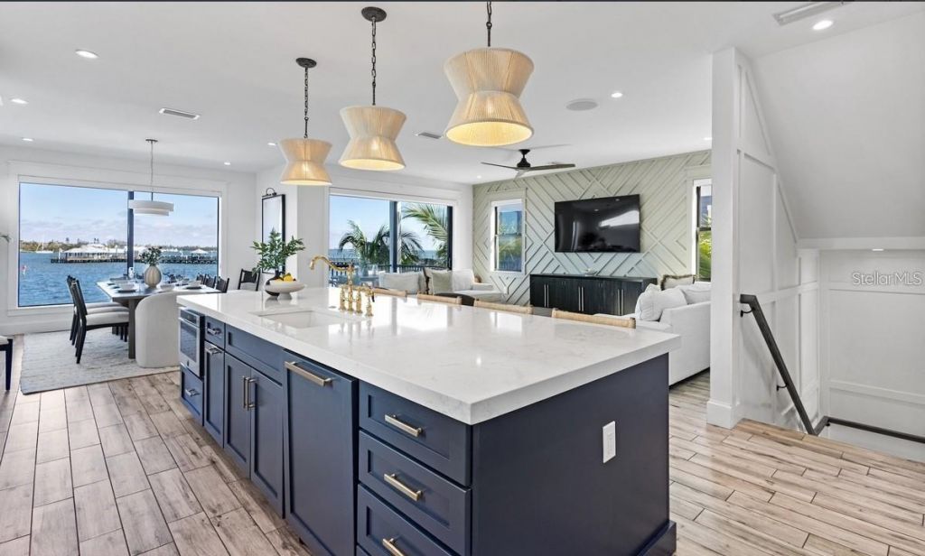 203 Bay Drive N, Bradenton Beach, FL 34217 Photo