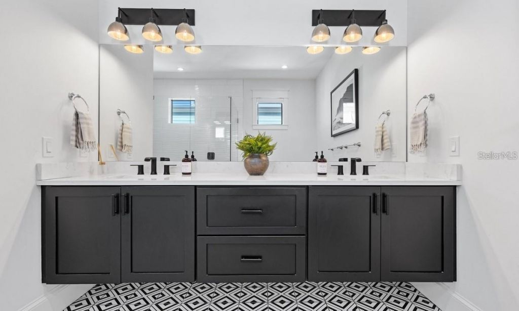 203 Bay Drive N, Bradenton Beach, FL 34217 Photo