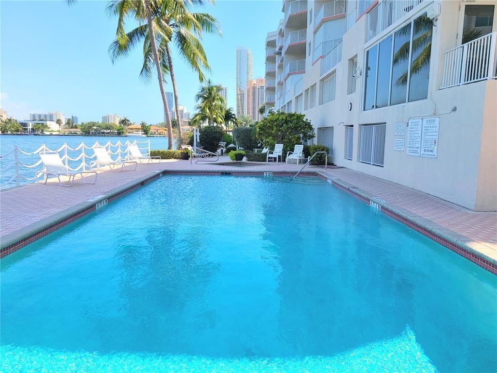 18260 N Bay Road, Unit 304, Sunny Isles Beach, FL 33160 Photo