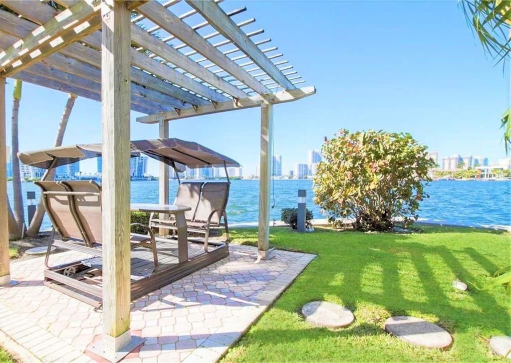 18260 N Bay Road, Unit 304, Sunny Isles Beach, FL 33160 Photo