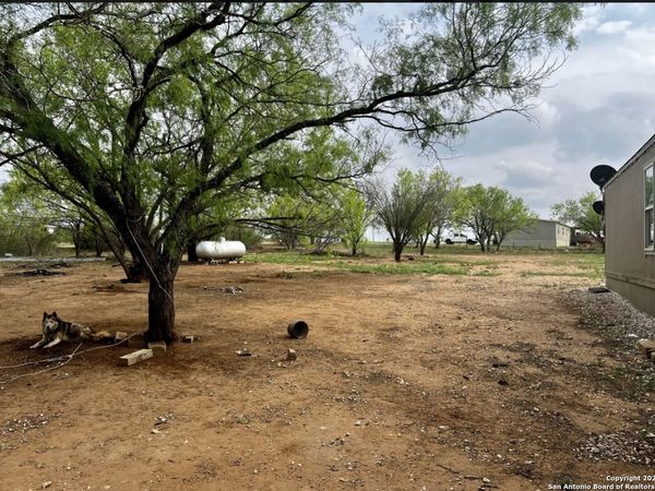 140 CR 2666, Moore, TX 78057