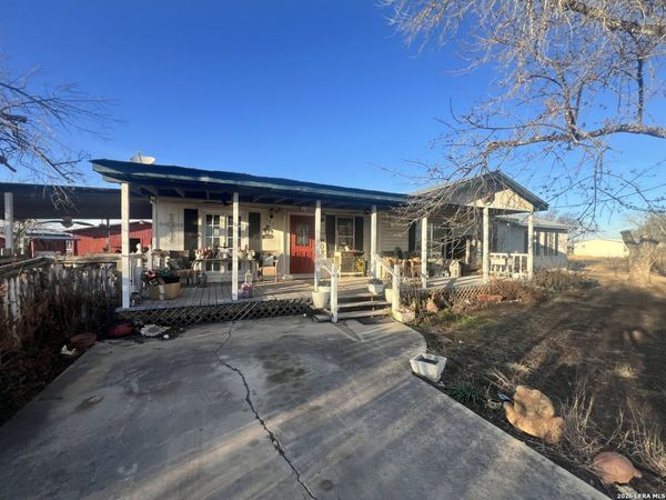 521 CR 7713 #1, Devine, TX 78016