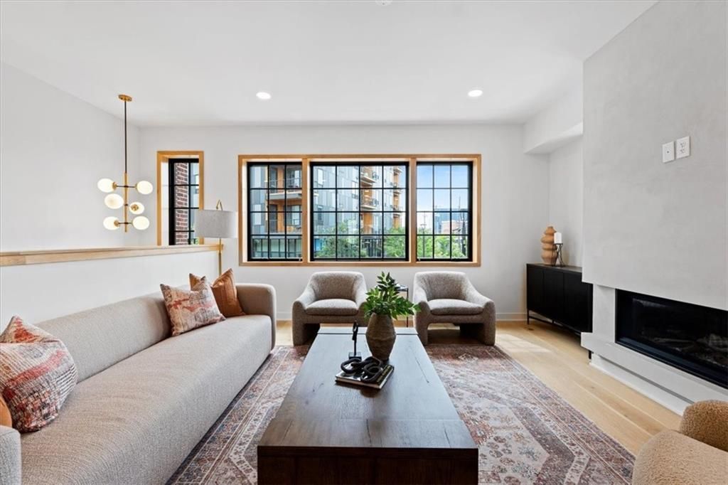 1911 Locust Street, Kansas City, MO 64108 Main Photo