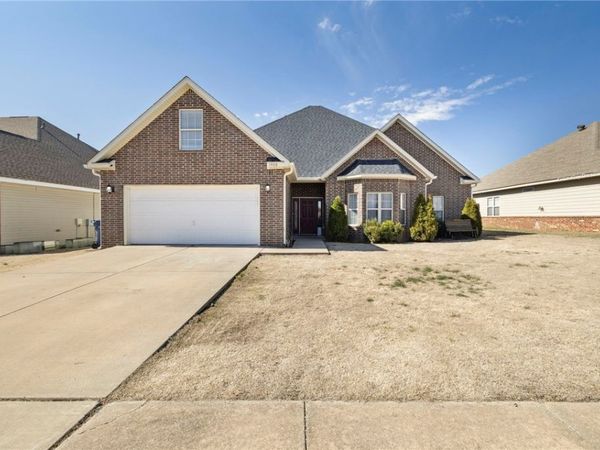 1406 N Latisha Lane, Siloam Springs, AR 72761