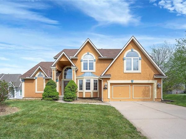 6201 N KENSINGTON Court, Kansas City, MO 64119