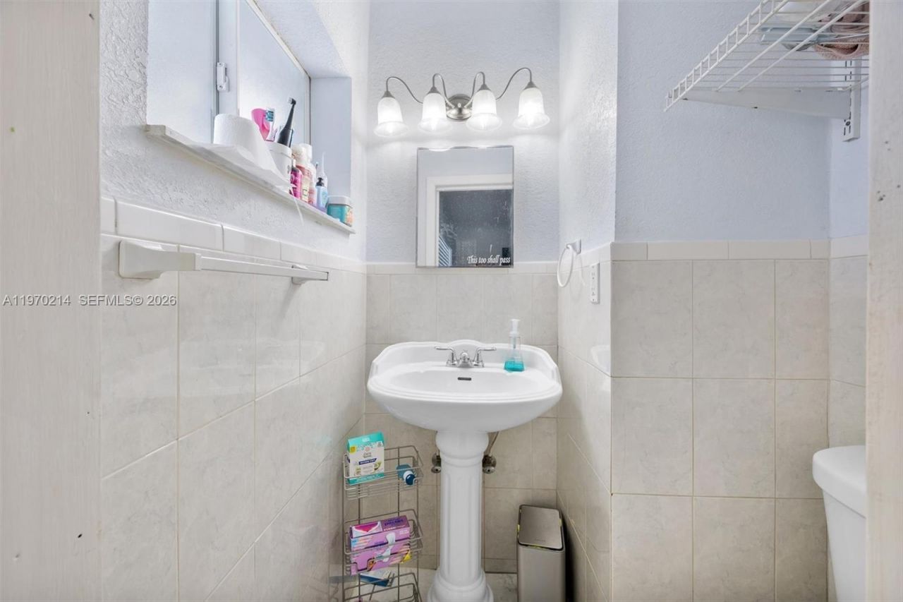 590 W 35th Pl, Hialeah, FL 33012 Photo