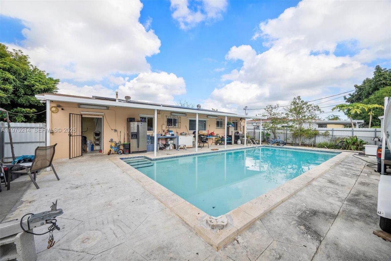 590 W 35th Pl, Hialeah, FL 33012 Photo