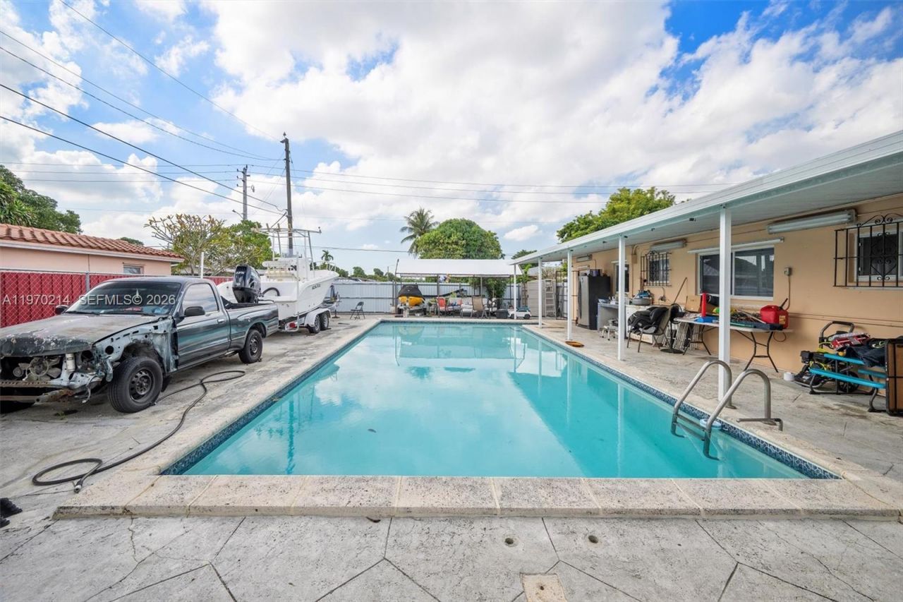 590 W 35th Pl, Hialeah, FL 33012 Photo