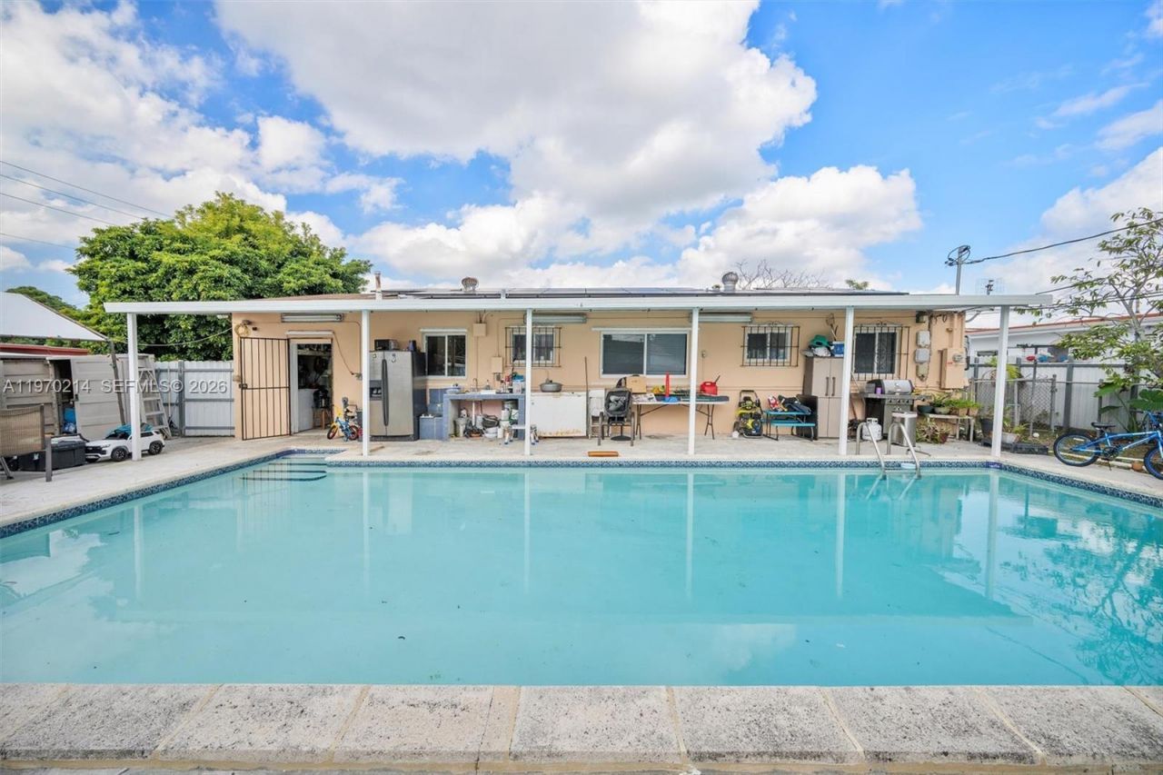 590 W 35th Pl, Hialeah, FL 33012 Photo