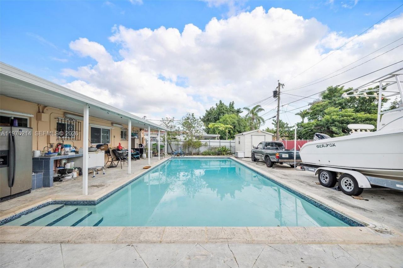 590 W 35th Pl, Hialeah, FL 33012 Photo