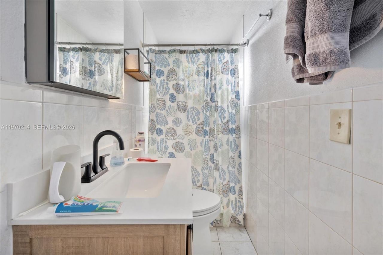 590 W 35th Pl, Hialeah, FL 33012 Photo