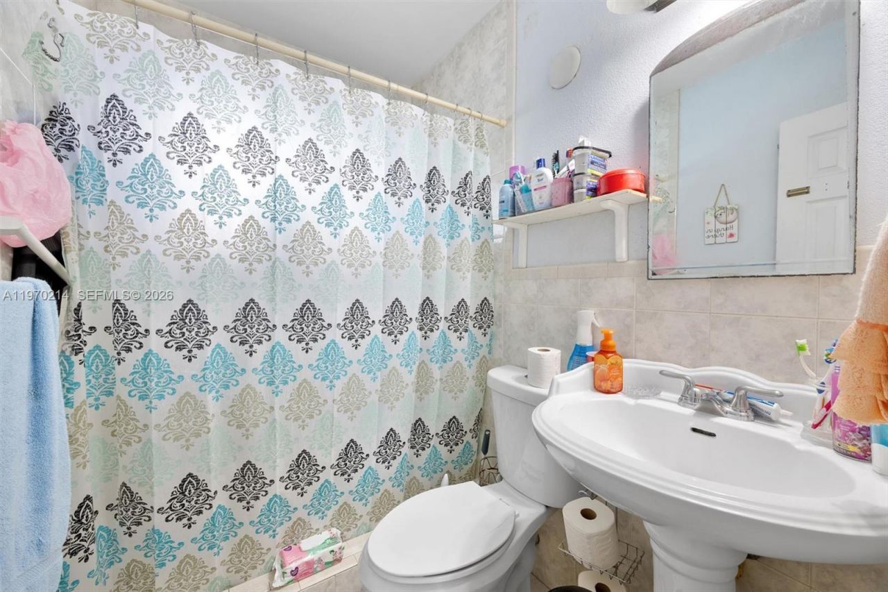 590 W 35th Pl, Hialeah, FL 33012 Photo