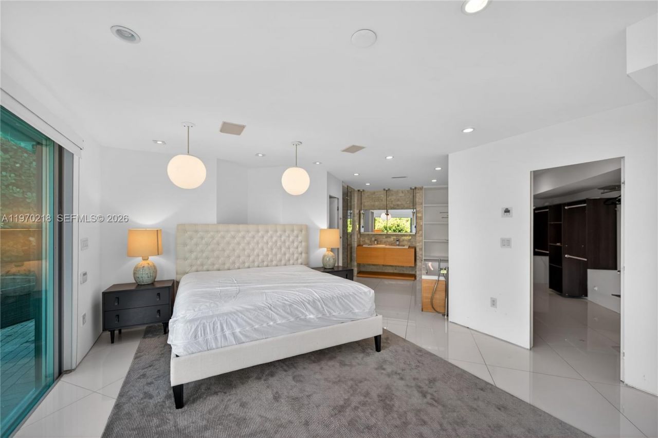 1000 N Shore Dr, Miami Beach, FL 33141 Photo