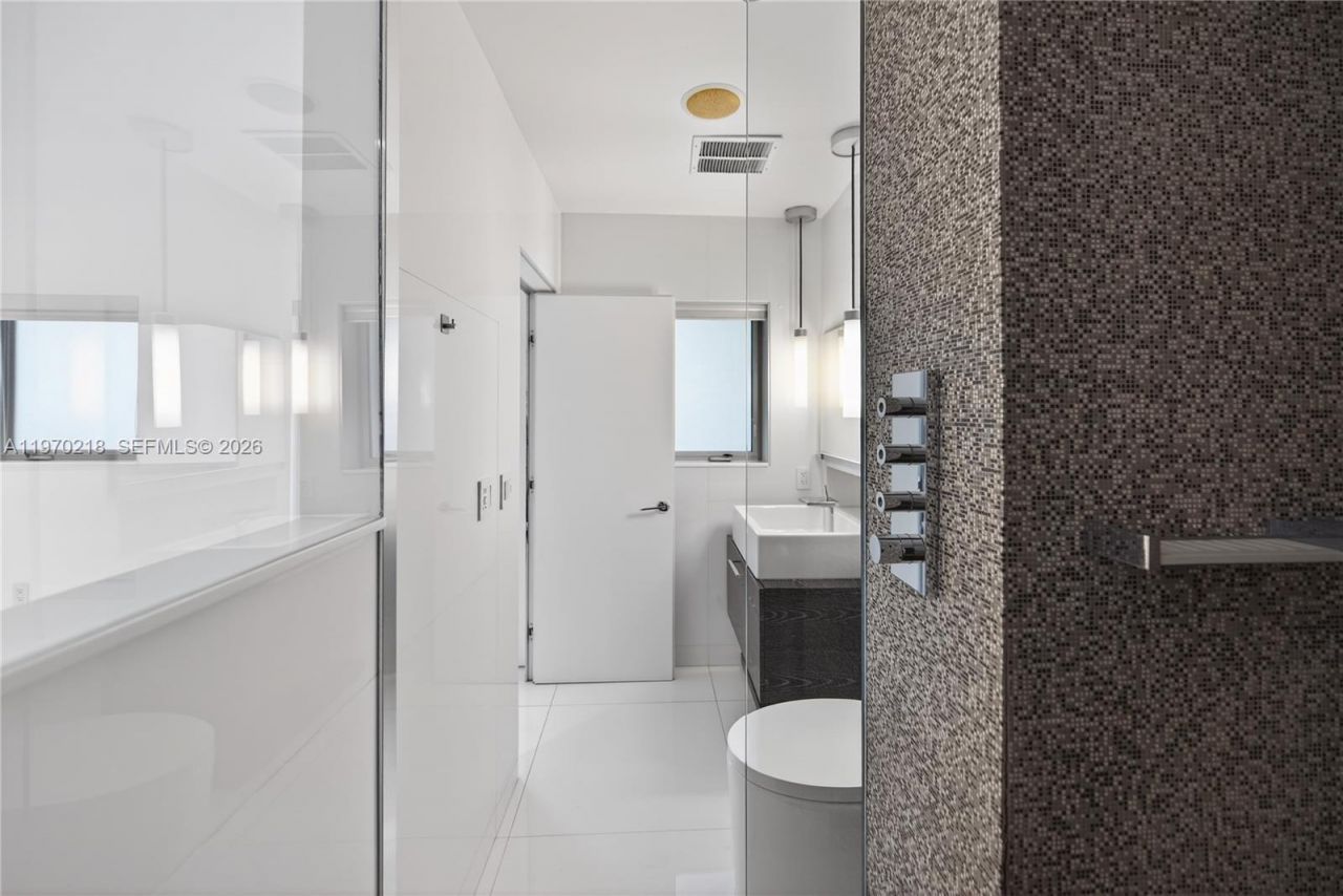 1000 N Shore Dr, Miami Beach, FL 33141 Photo