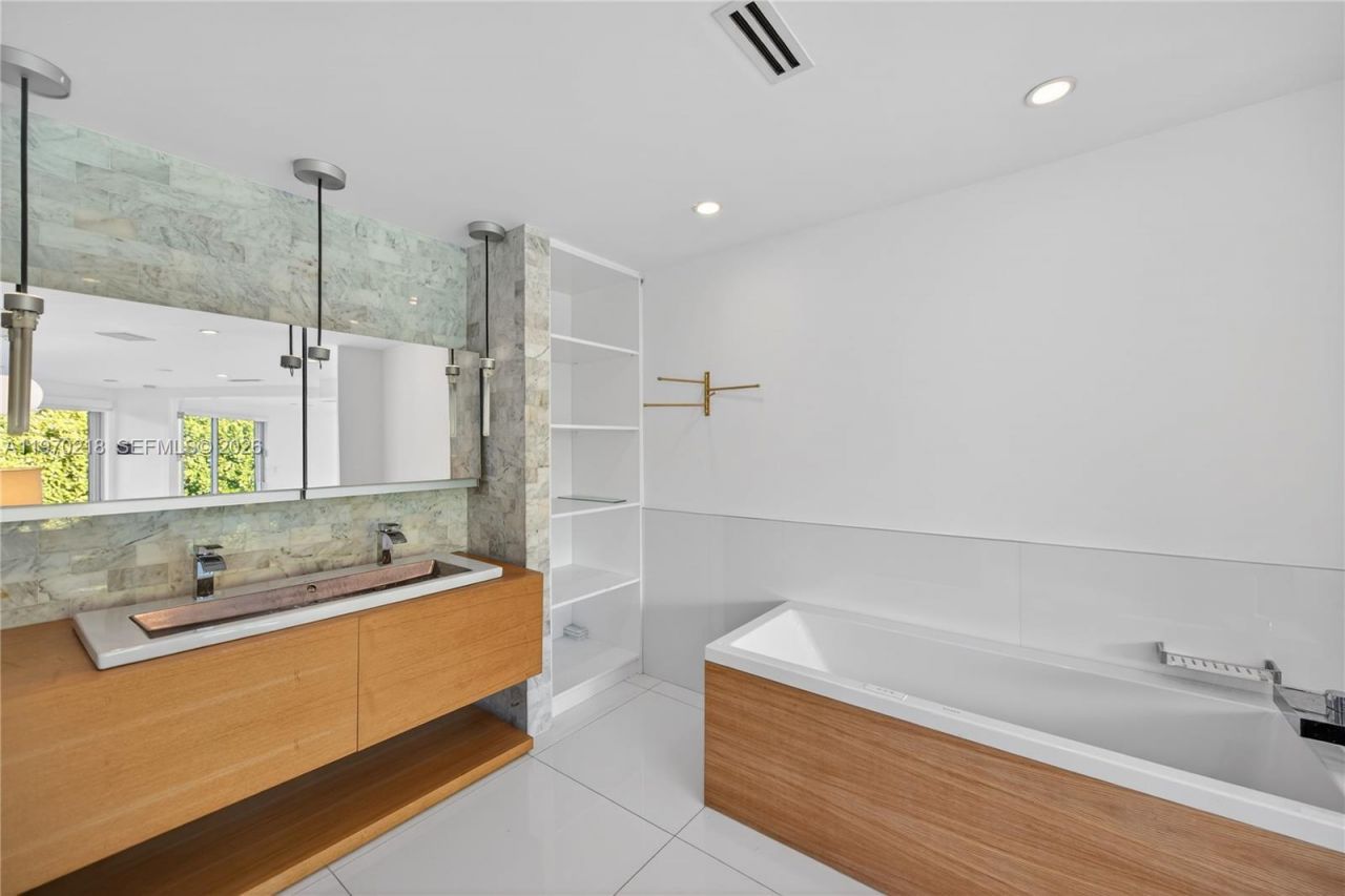 1000 N Shore Dr, Miami Beach, FL 33141 Photo