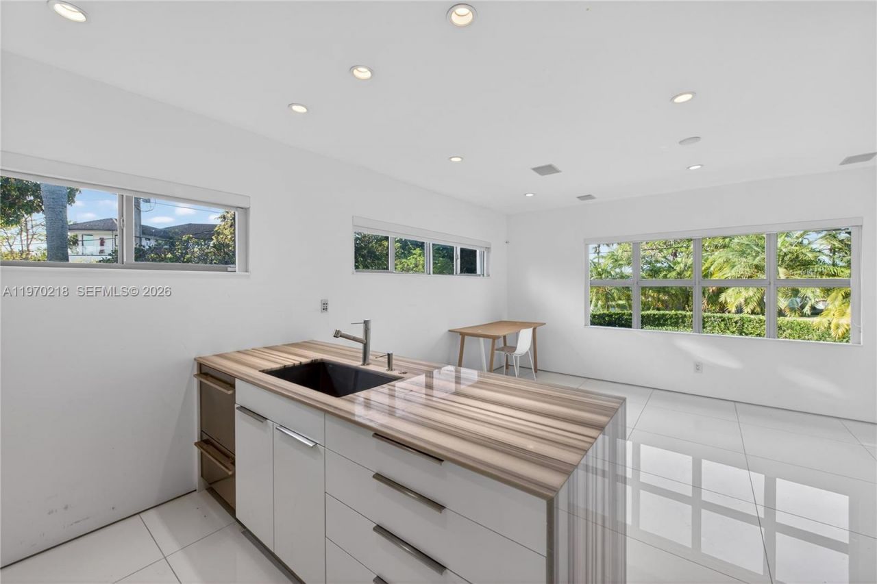 1000 N Shore Dr, Miami Beach, FL 33141 Photo