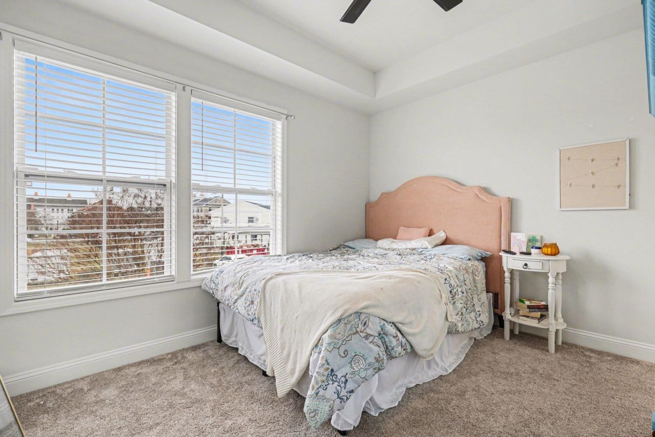 812 Moen Pl. Photo 22