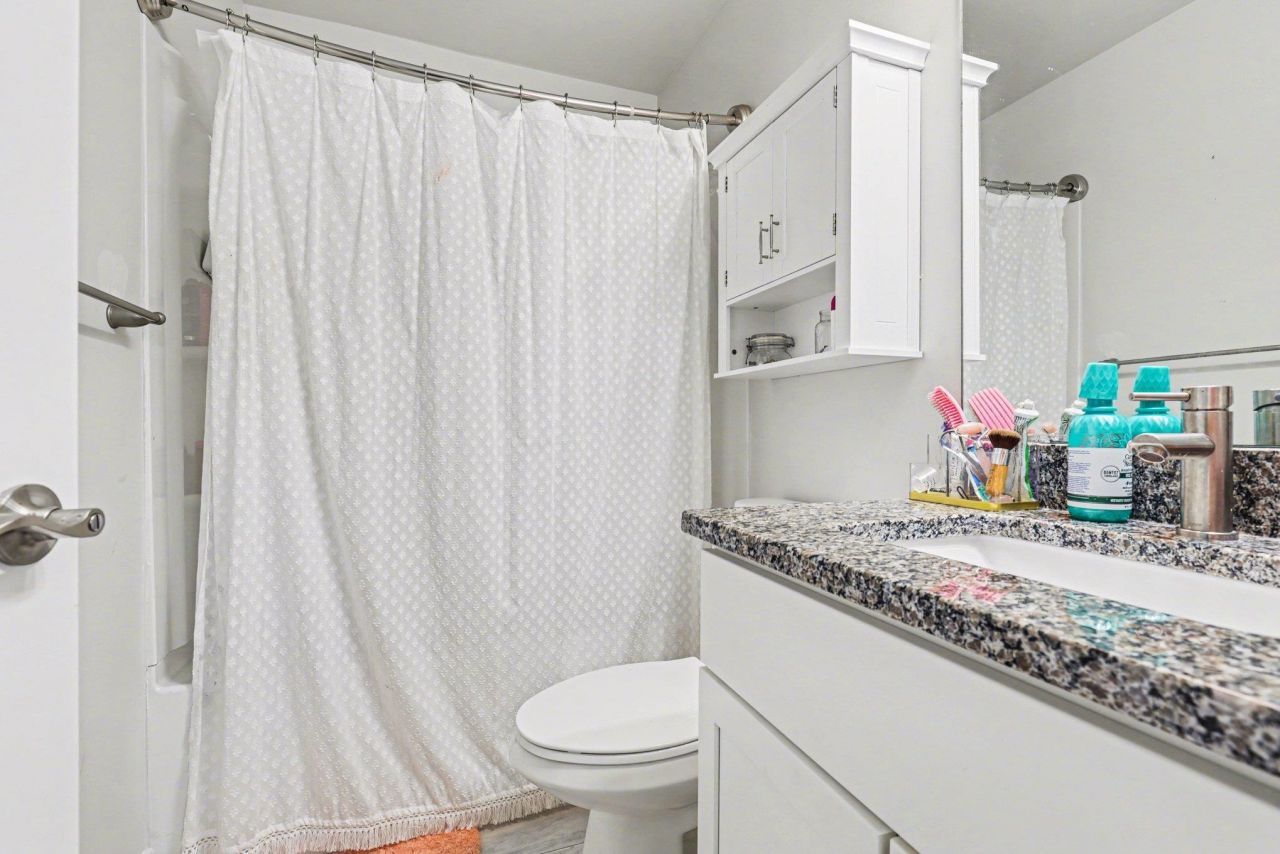 812 Moen Pl. Photo 24