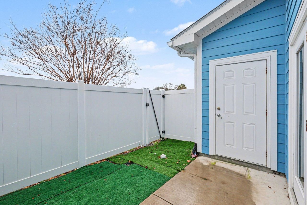 812 Moen Pl. Photo 26