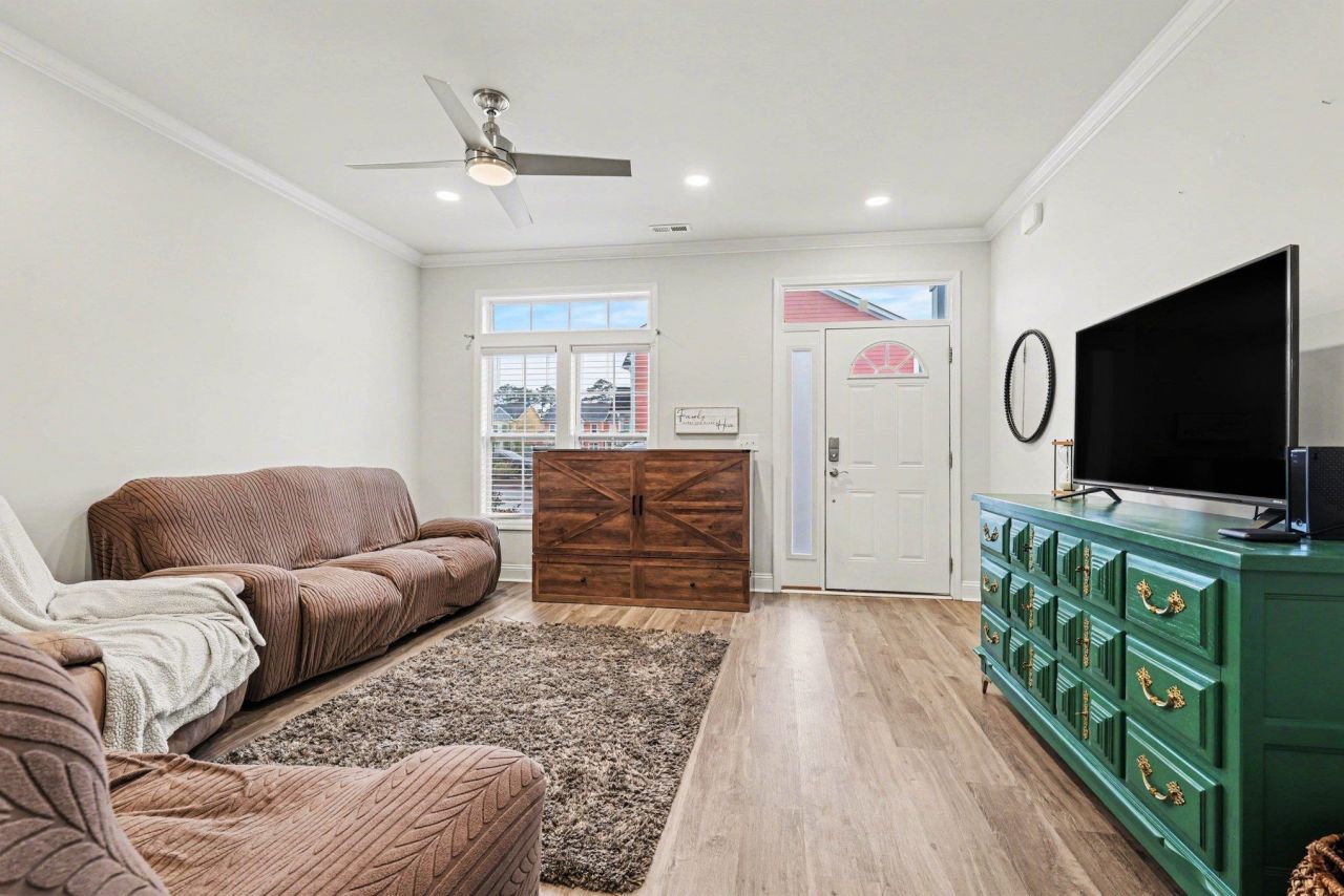 812 Moen Pl. Photo 3