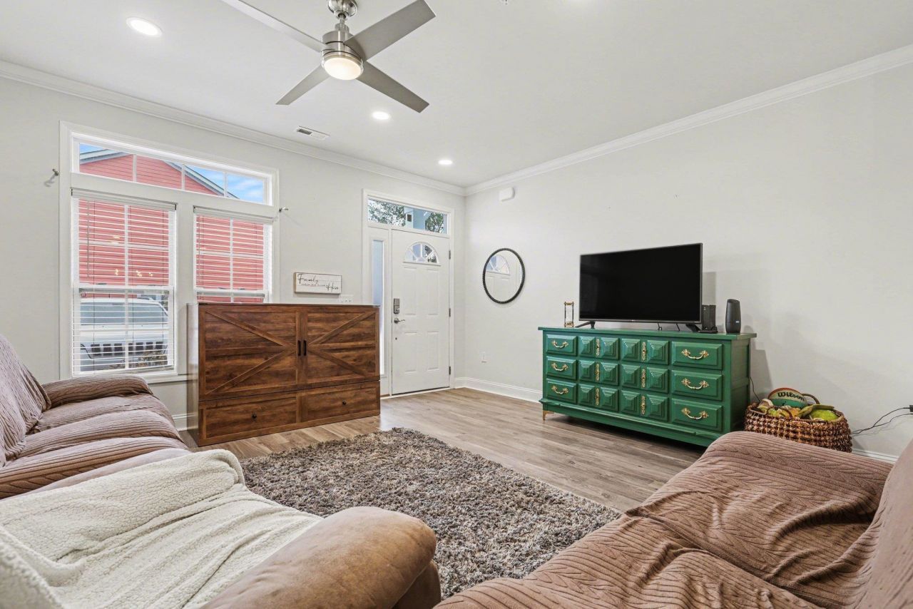 812 Moen Pl. Photo 4