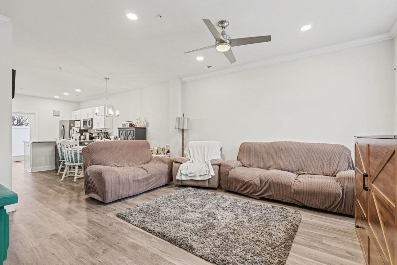 812 Moen Pl. Photo 5