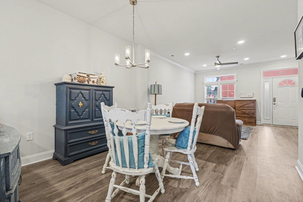 812 Moen Pl. Photo 6