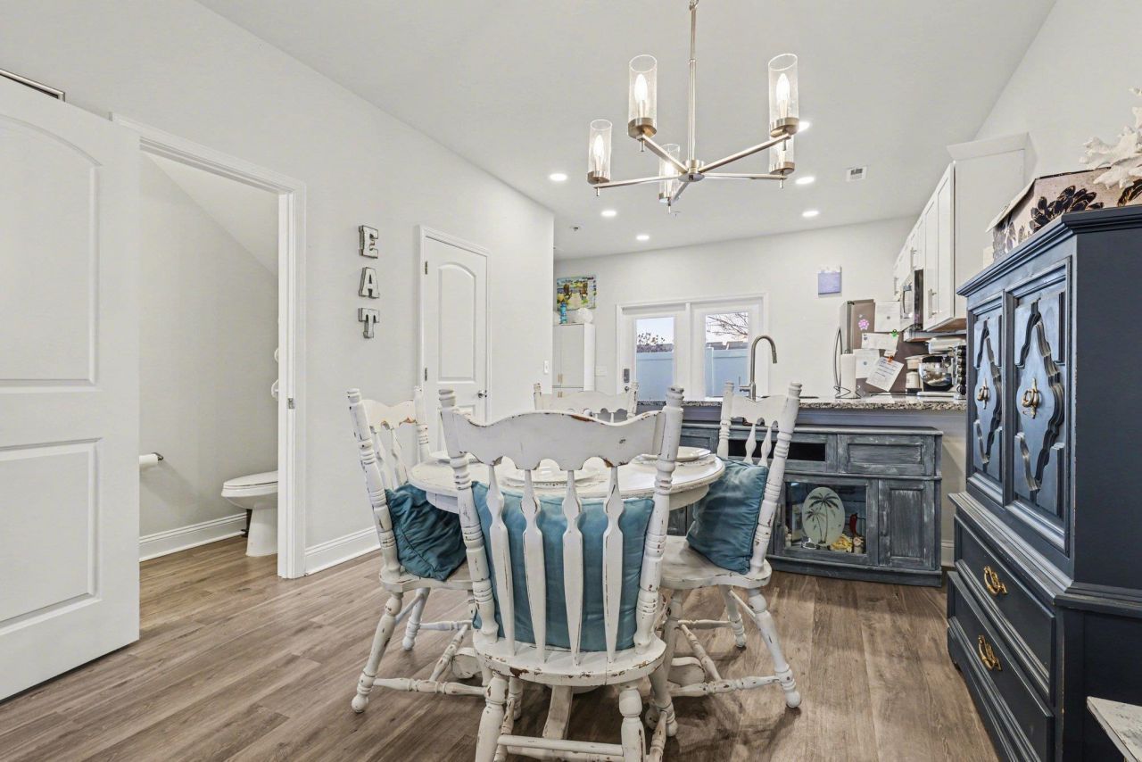 812 Moen Pl. Photo 7