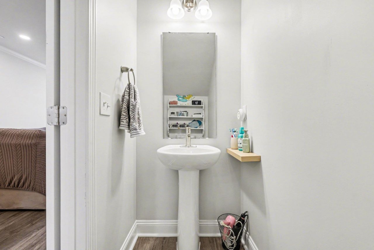 812 Moen Pl. Photo 8