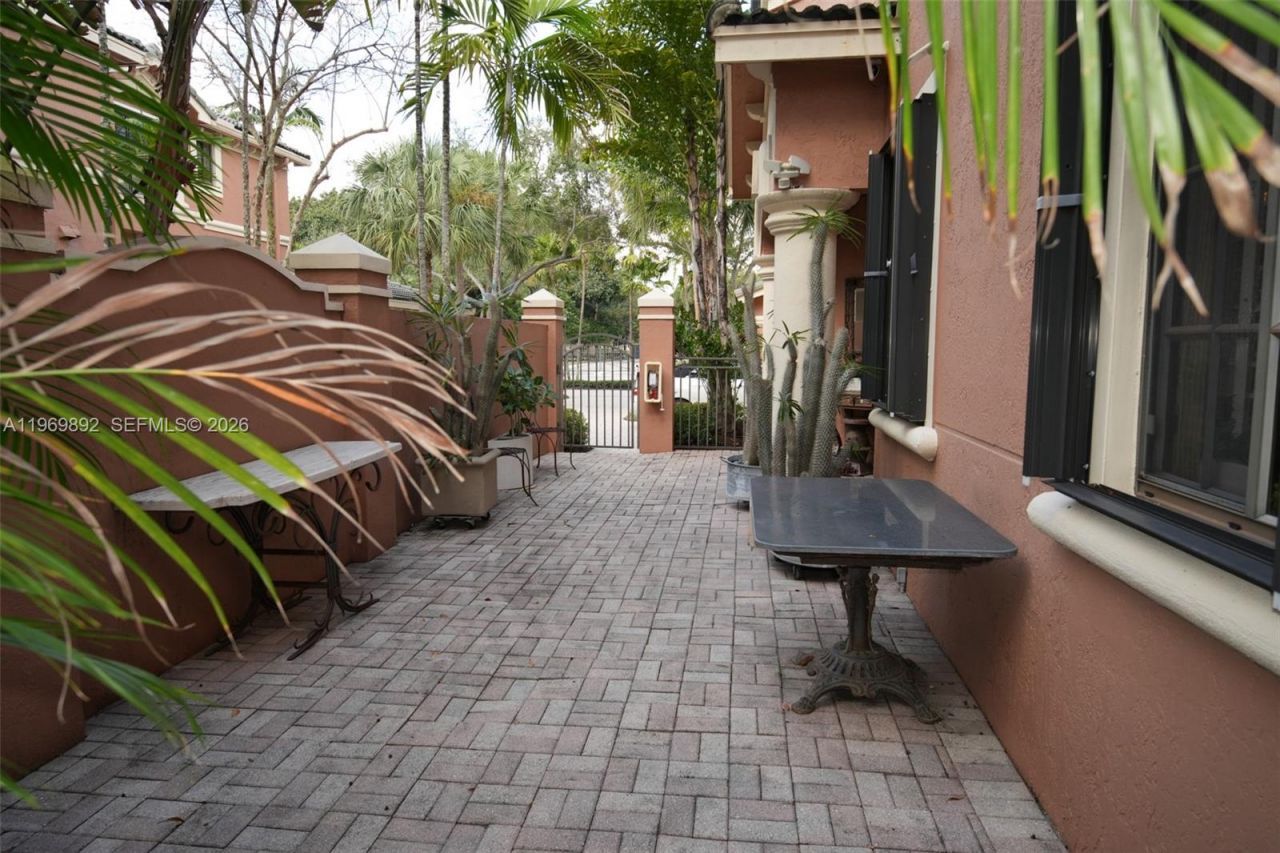 2706 Kinsington Cir, Unit 23-2, Weston, FL 33332 Photo