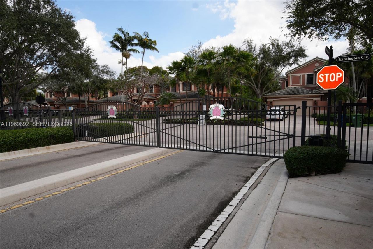 2706 Kinsington Cir, Unit 23-2, Weston, FL 33332 Photo