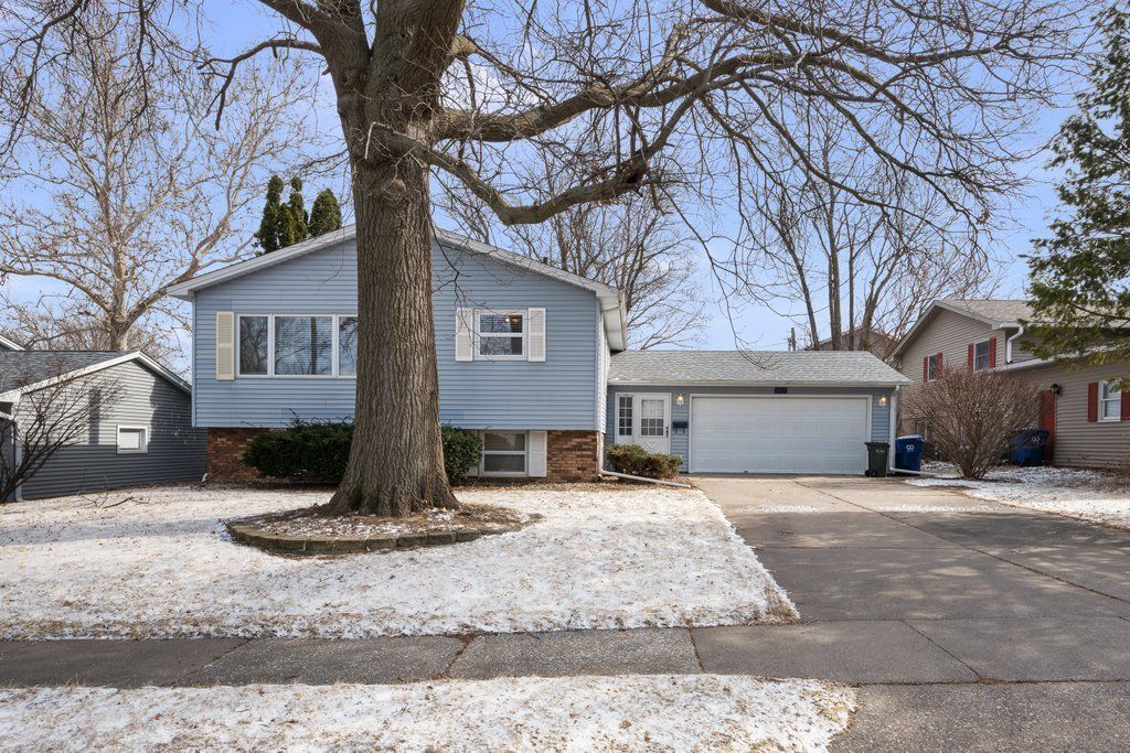 4015 Washington Lane, Davenport, IA 52806 Main Photo