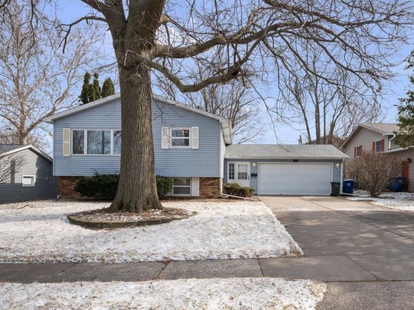 4015 Washington Lane, Davenport, IA 52806