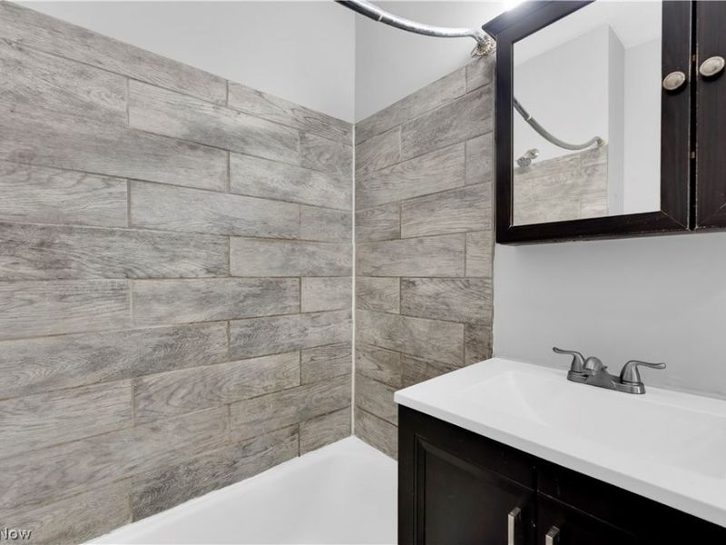 18810 Arrowhead Avenue, Cleveland, OH 44119 Photo 18