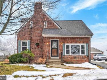 872 GRANDVIEW ROAD, YORK, PA 17403