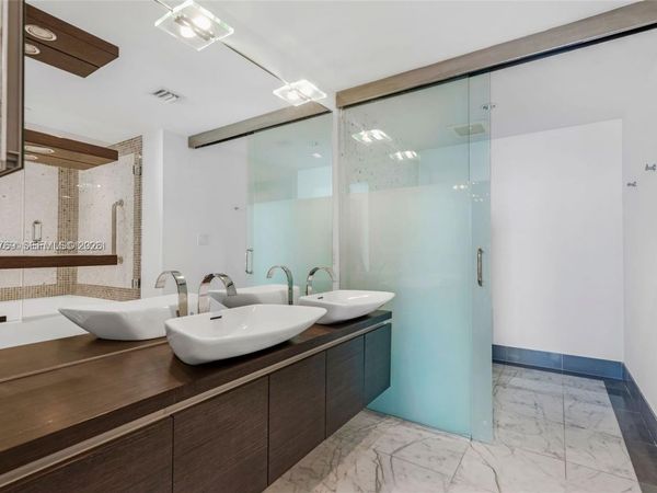 200 Biscayne Boulevard Way, Unit 3913, Miami, FL 33131